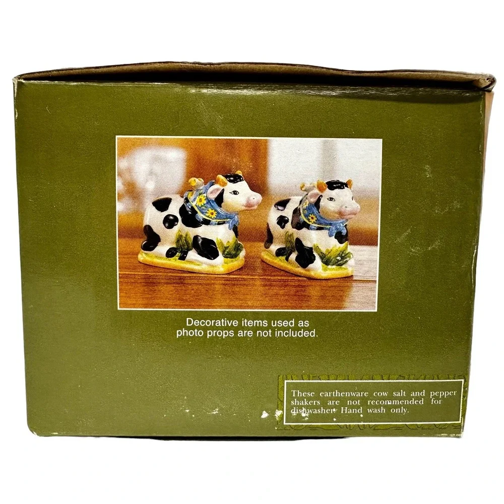 Cows Bulls Laying Down with Sunflower Bandannas & Birds Salt & Pepper‎ Shakers